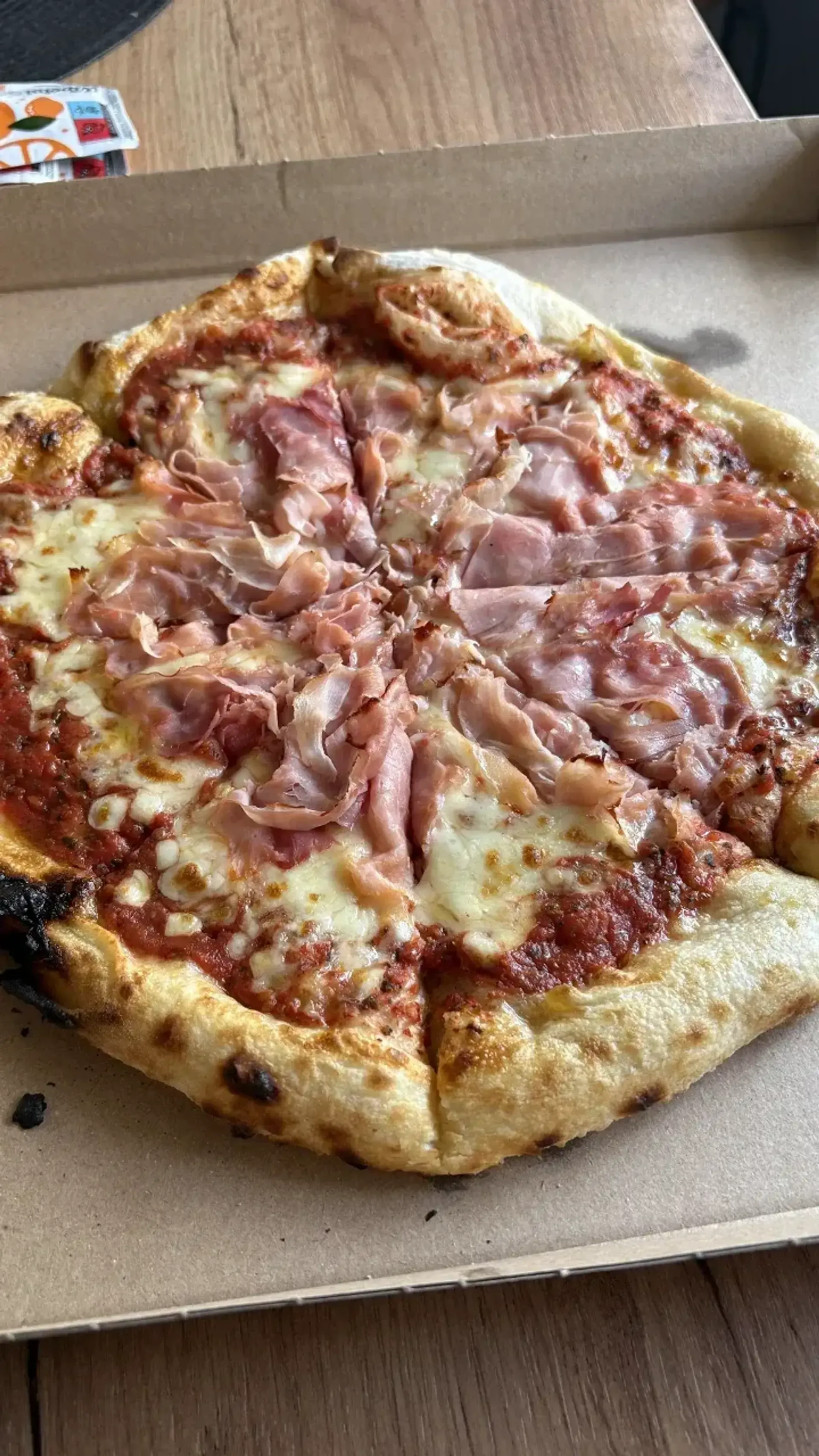 pasiemiau pačią paprasčiausią picą (po margaritos), su virtu kumpiu. žiauriai ge