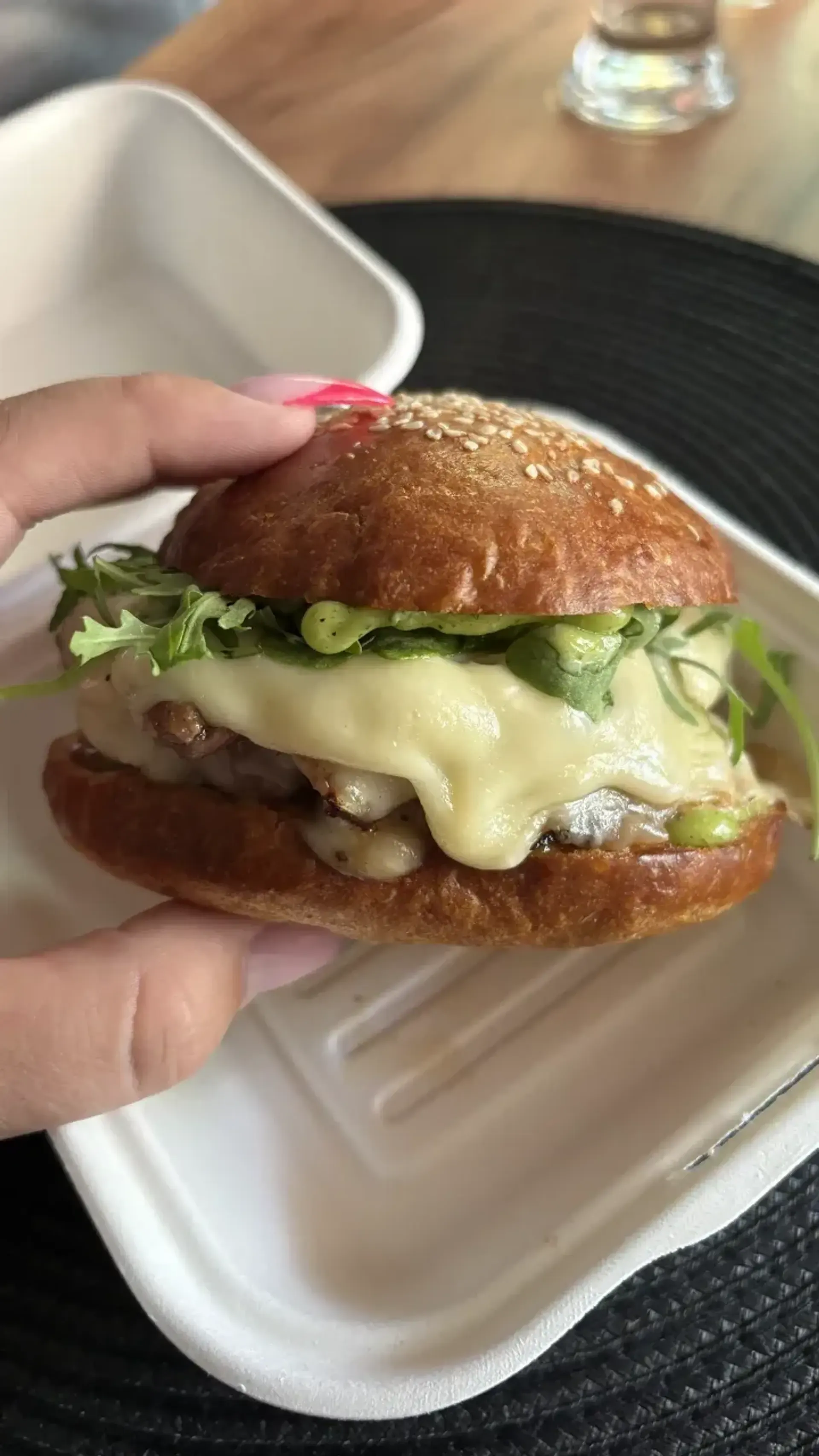 firminis šefo burgeriukas, gamina iš savo auginamų black angus jaučių. du paplot