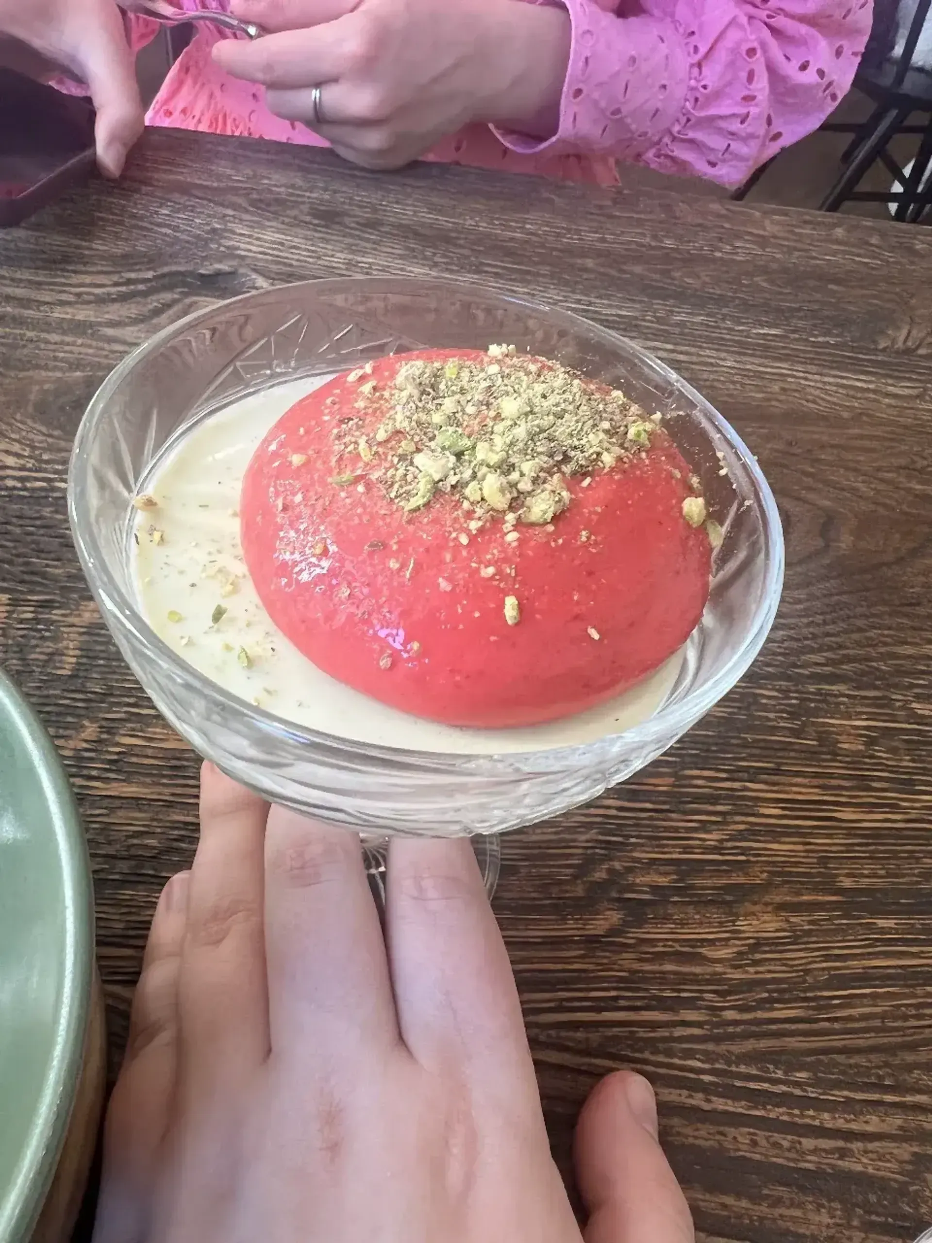 Pistacijų panna cotta su aviečių putėsiais – švelnus, gaivus desertas, kuriame k