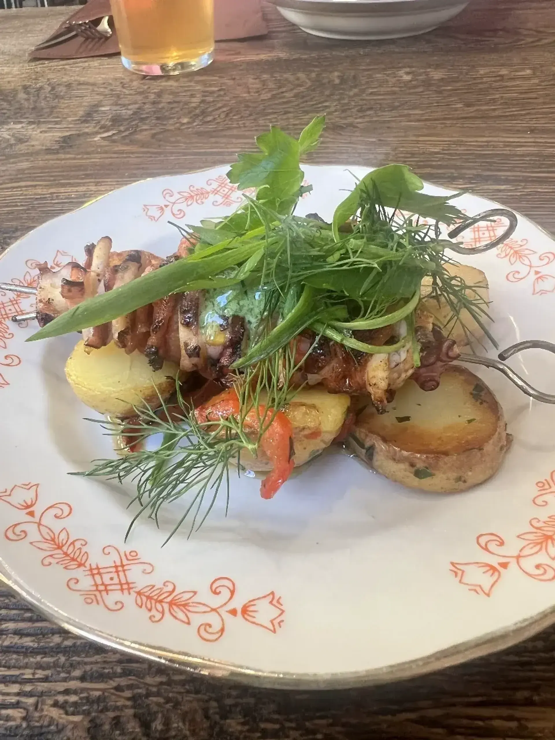 Šventiniai pietūs, kvepiantys grilio dūmu. Jaunos bulvės, chorizo, deginta papri