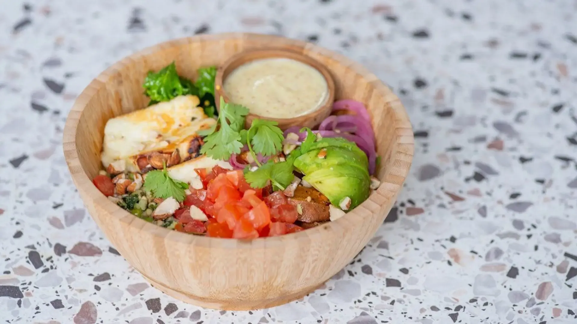 Grikių Buddha Bowl su halloumi