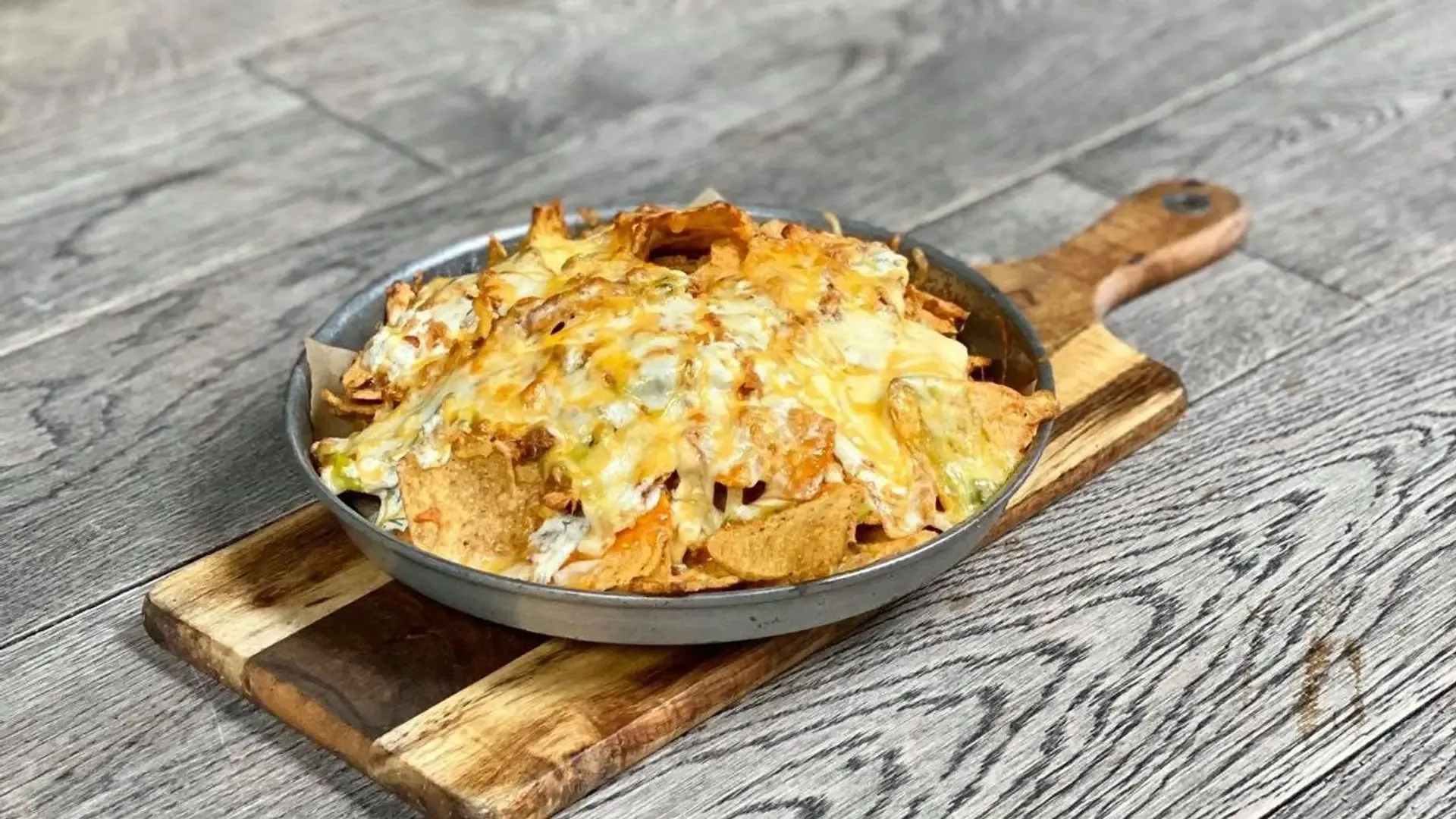 Užkepti nachos su česnakine varške