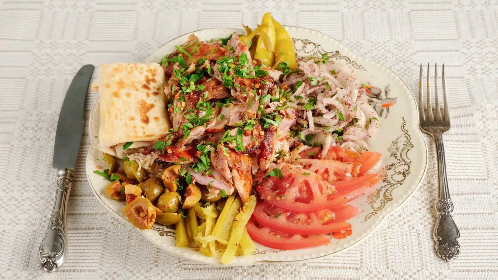 Kebabas lėkštėje