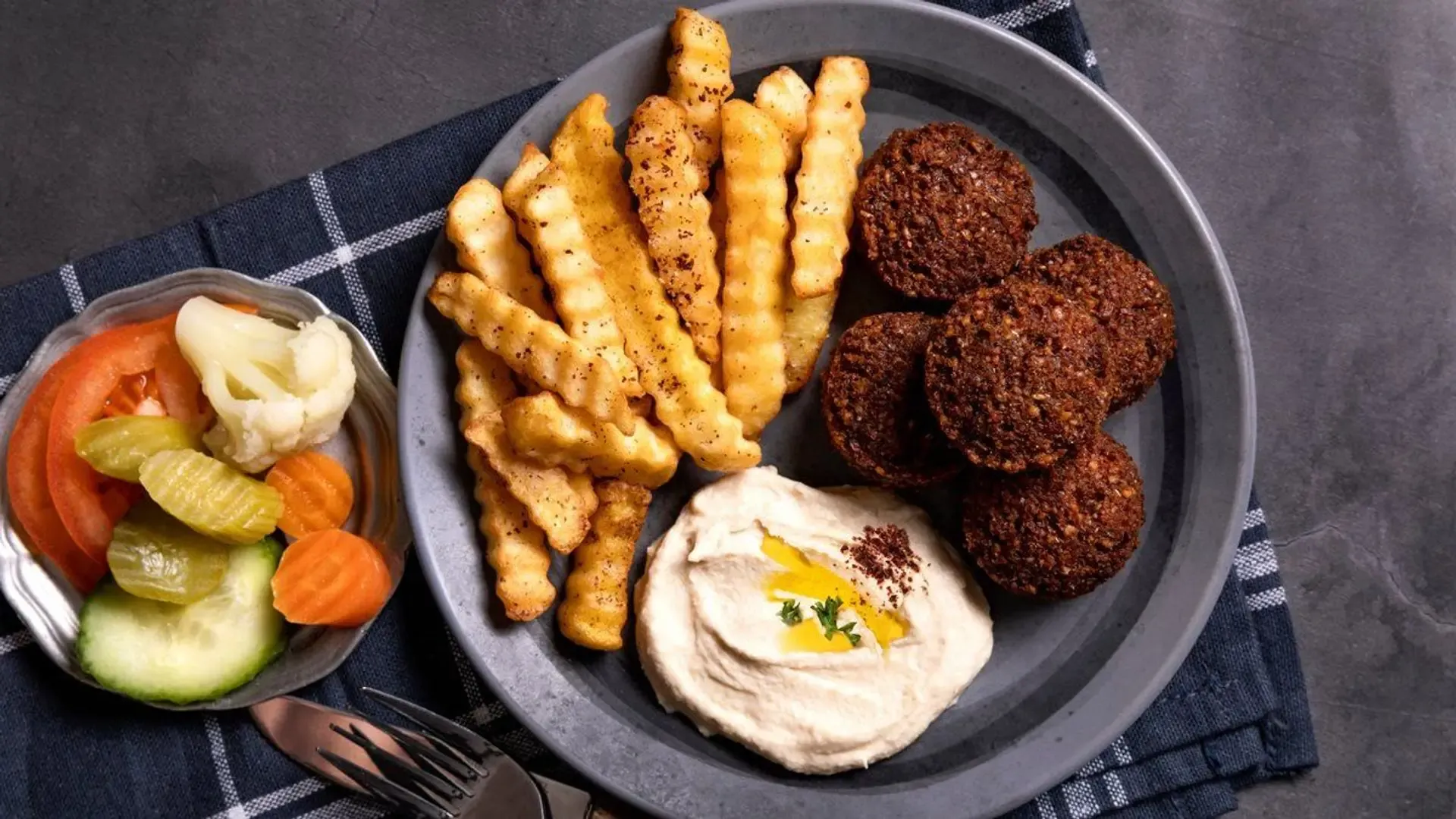 Falafelių lėkštė su bulvytėmis