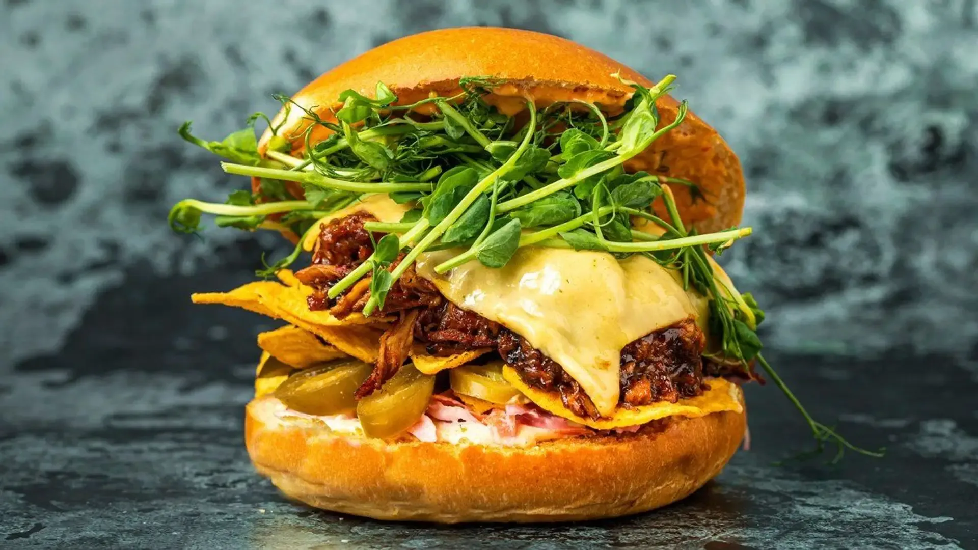 Busterio plėšytos kiaulienos burgeris