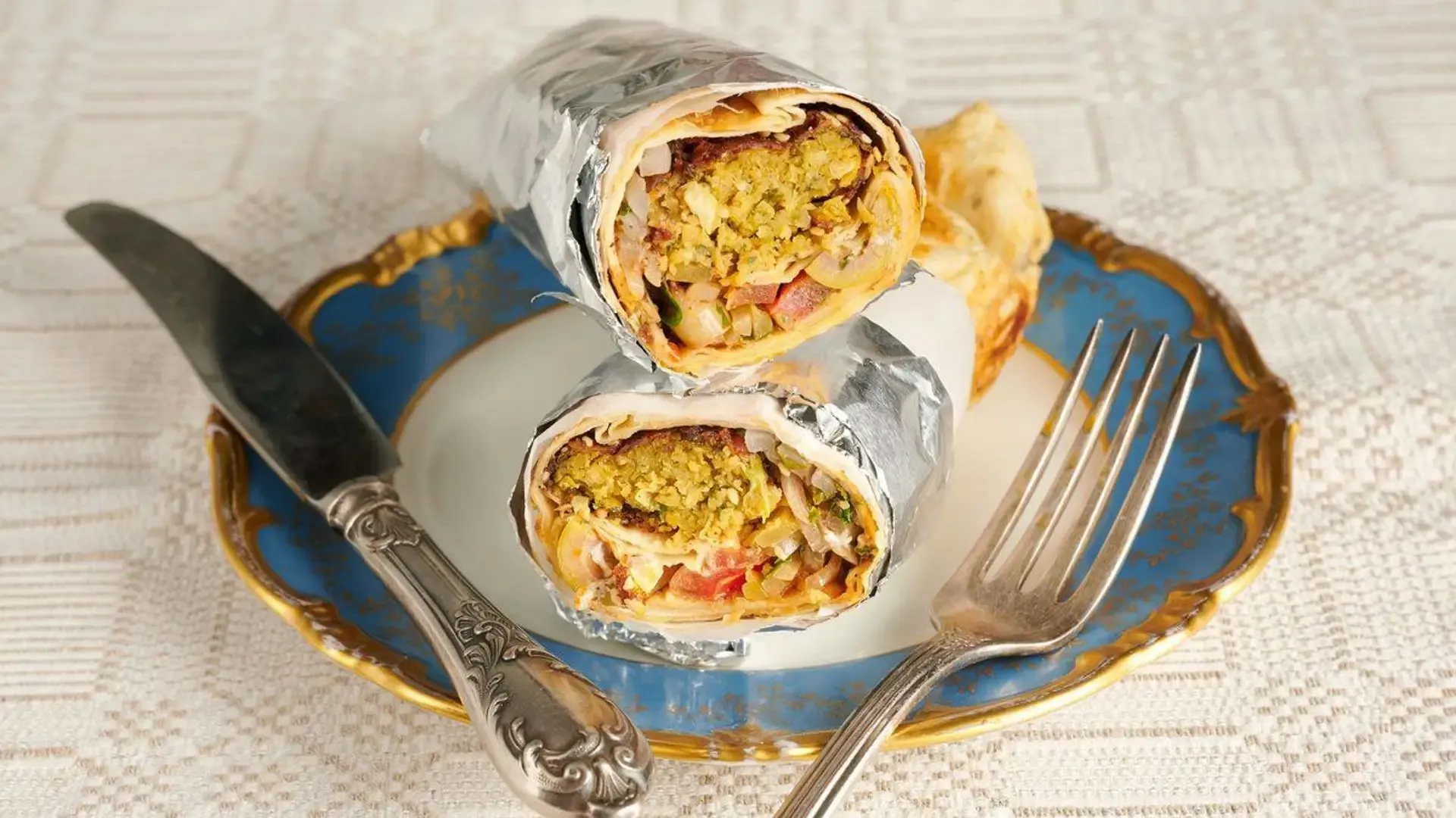 Kebabas lavaše su falafeliais