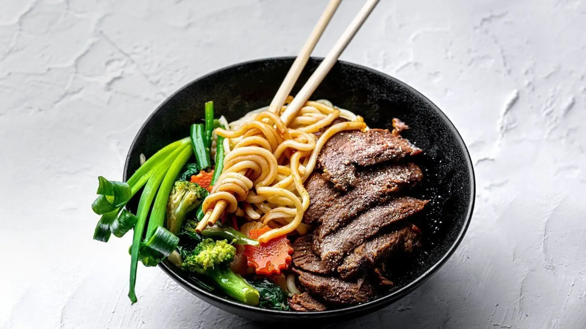 Thai makaronai su jautiena ir pipirų-česnakų padažu หมี่ซั้วเนื้อ
